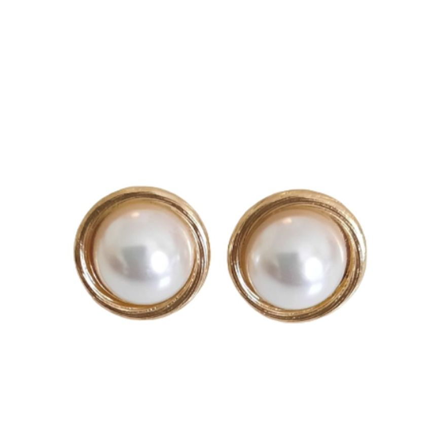 Pretty Edge Round Pearl Clip On Earrings